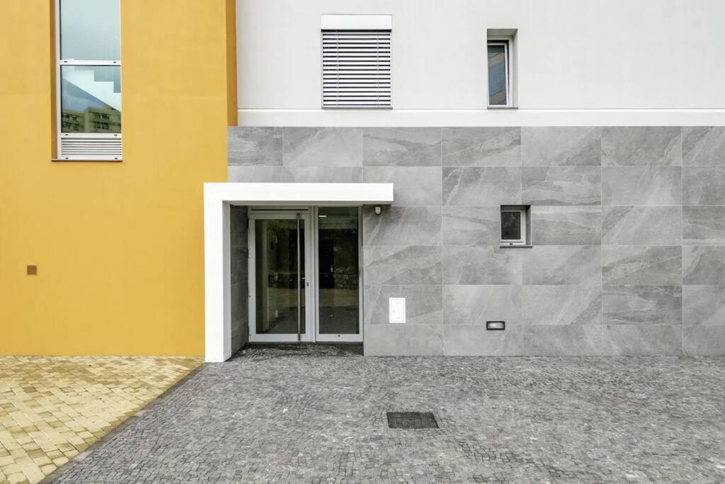פונשל Luxury Poolside View Apartment מראה חיצוני תמונה