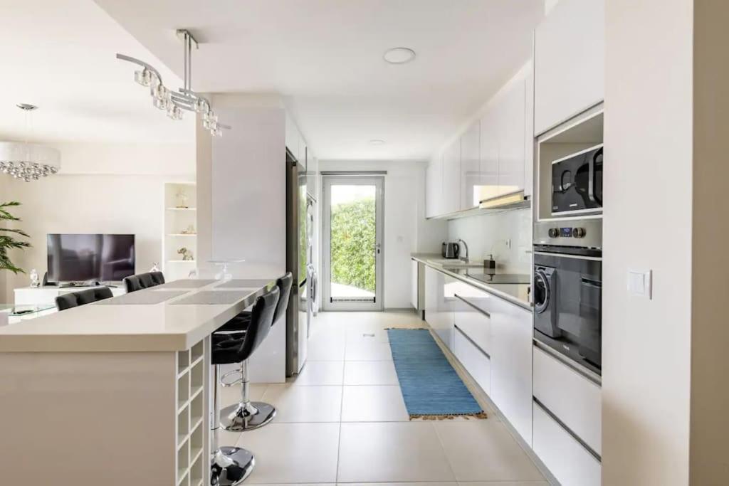 פונשל Luxury Poolside View Apartment מראה חיצוני תמונה