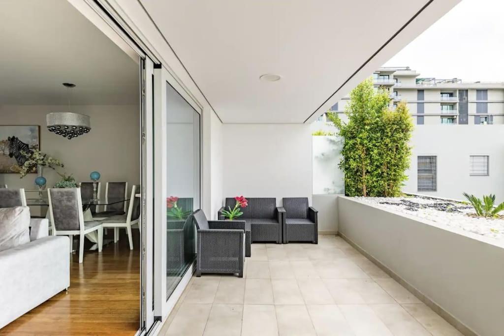 פונשל Luxury Poolside View Apartment מראה חיצוני תמונה