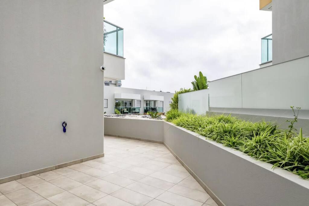 פונשל Luxury Poolside View Apartment מראה חיצוני תמונה