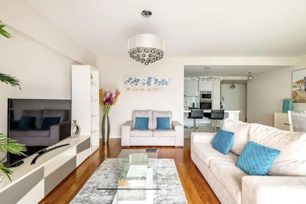 פונשל Luxury Poolside View Apartment מראה חיצוני תמונה